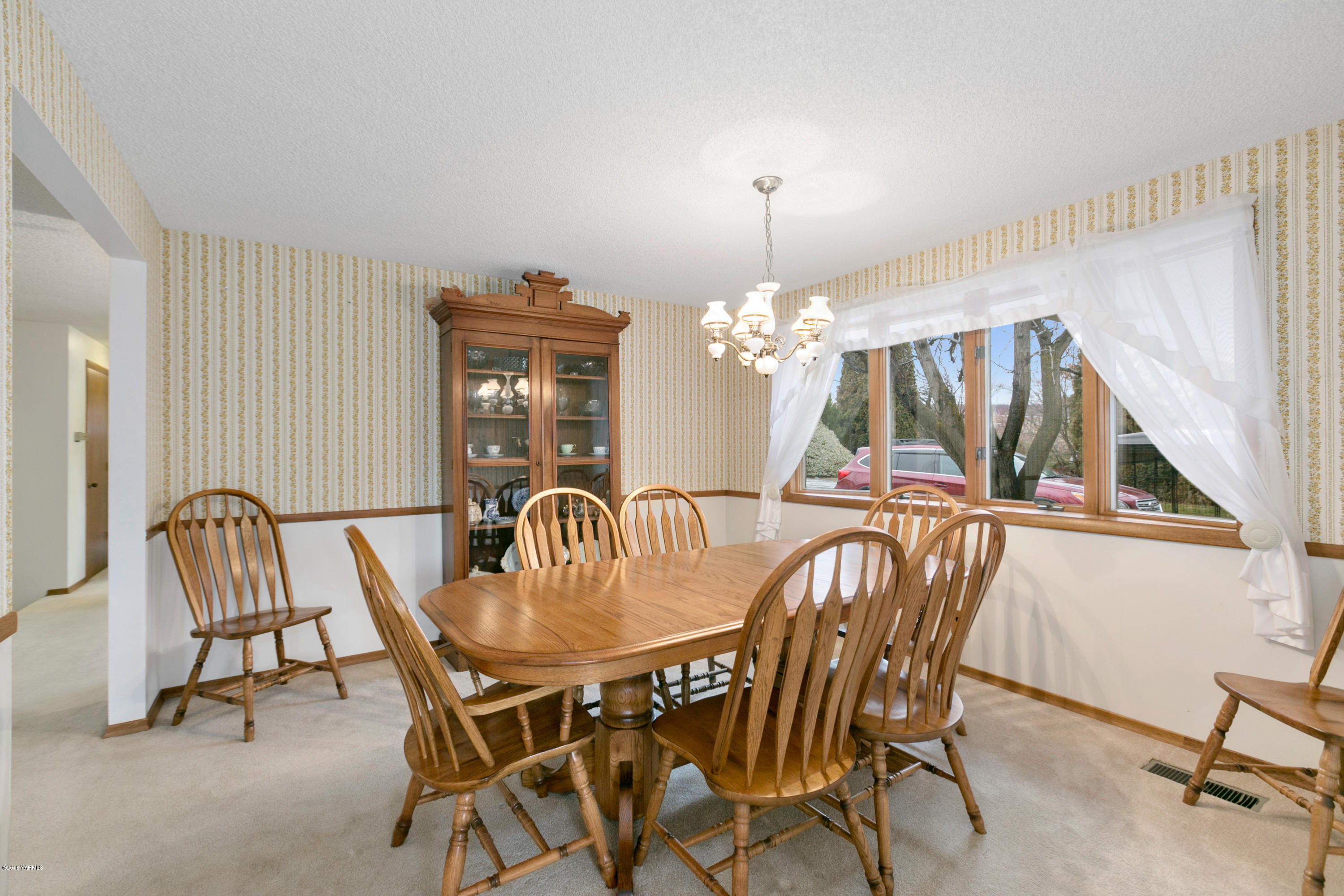 511 South Hennessy Road Yakima, WA 98908 - Photo 5 of 26 a view of a dining room with furniture and chandelier