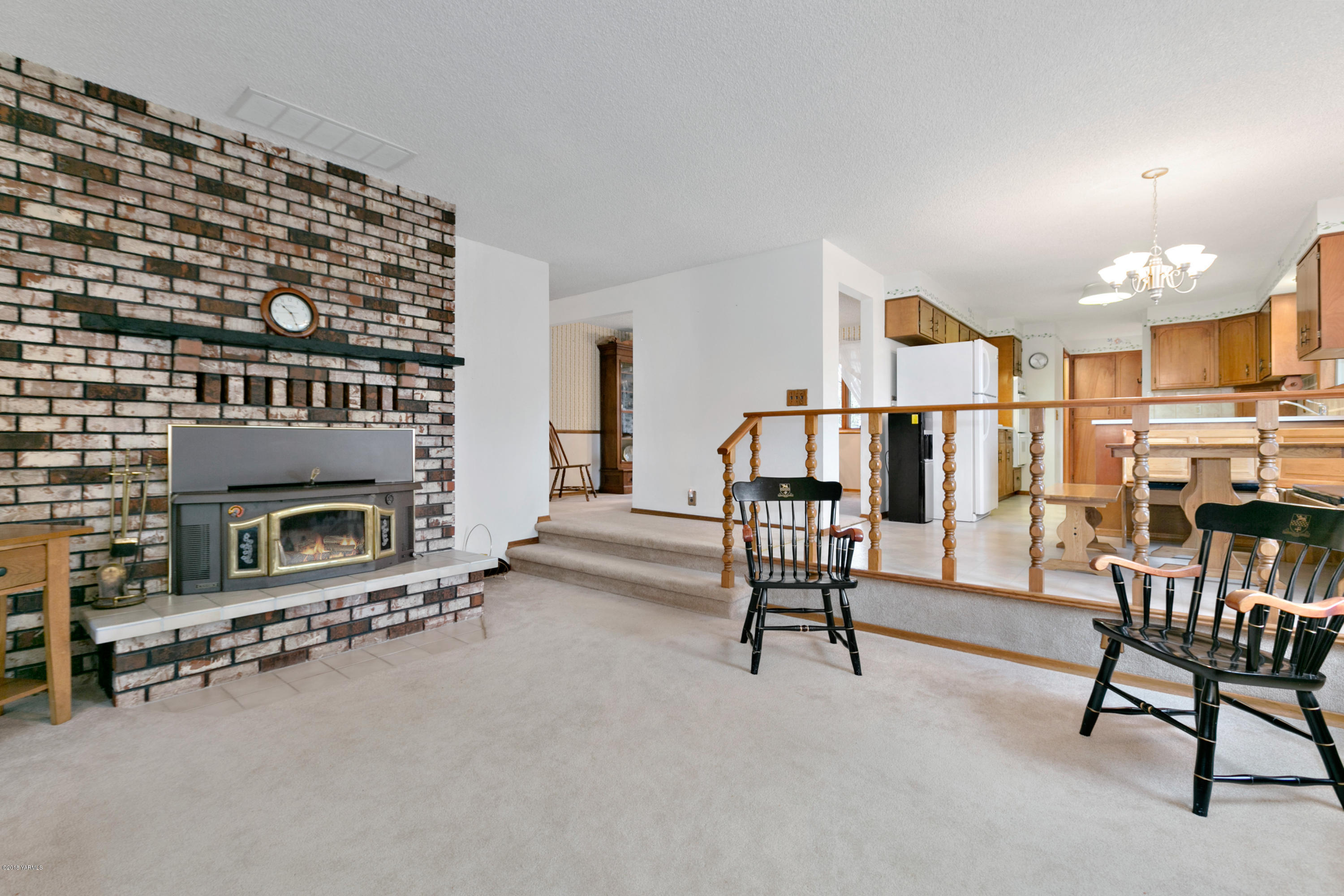 511 South Hennessy Road Yakima, WA 98908 - Photo 6 of 26 a view of a livingroom with furniture and a fireplace