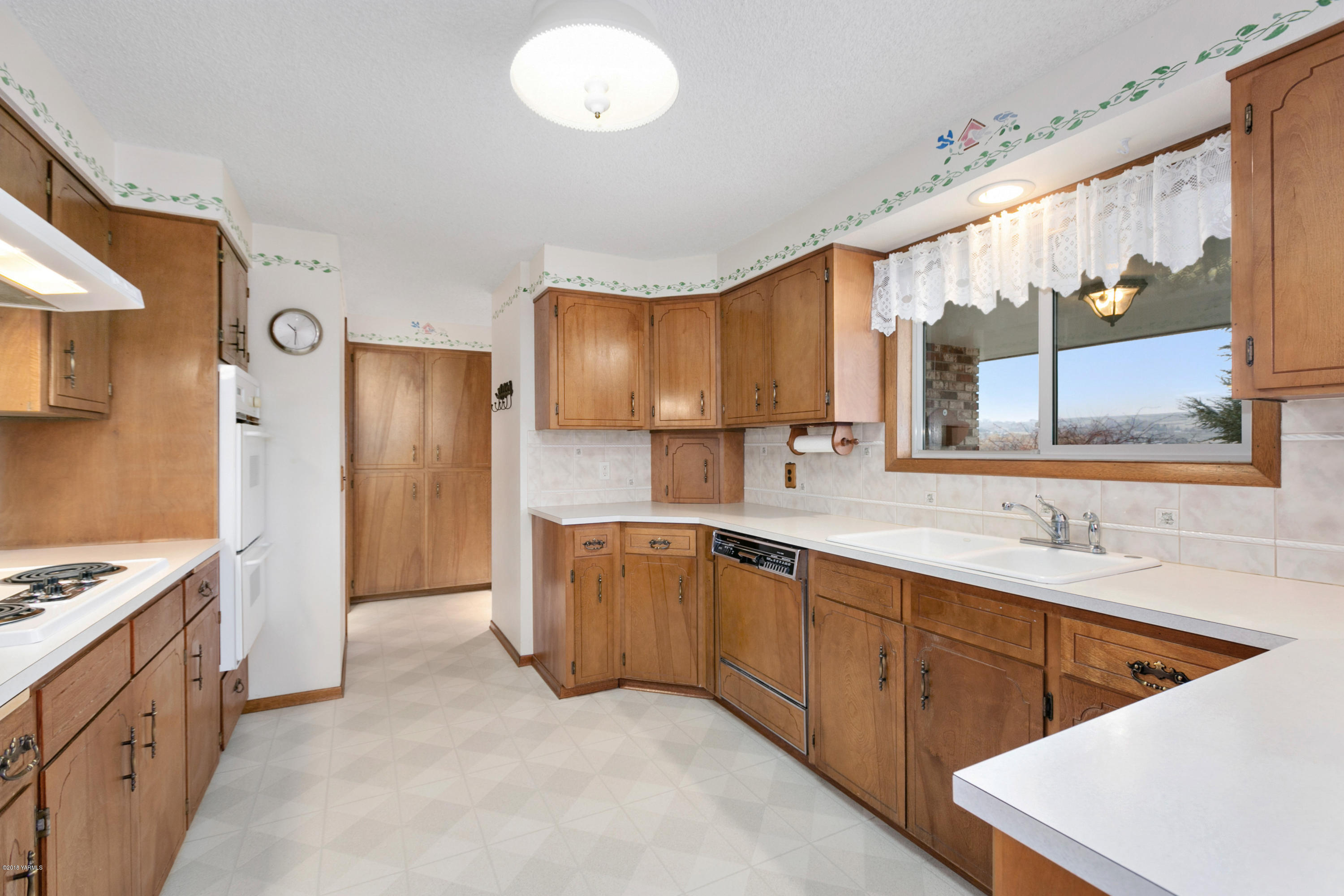 511 South Hennessy Road Yakima, WA 98908 - Photo 7 of 26 a kitchen with stainless steel appliances granite countertop a sink stove and refrigerator