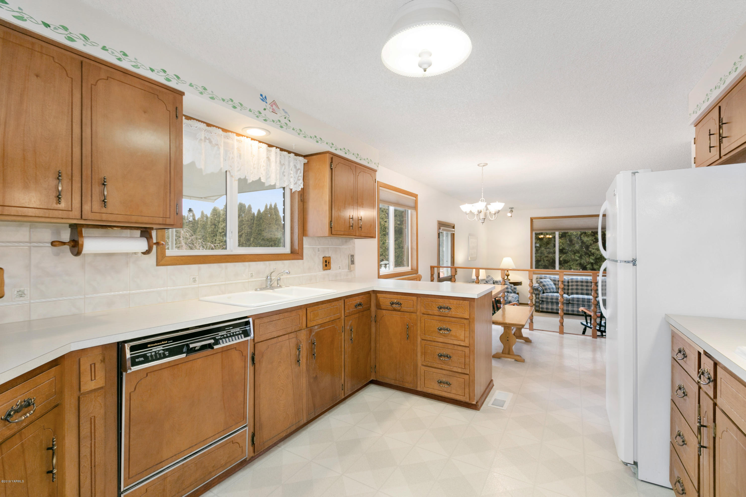511 South Hennessy Road Yakima, WA 98908 - Photo 9 of 26 a kitchen with sink cabinets and window