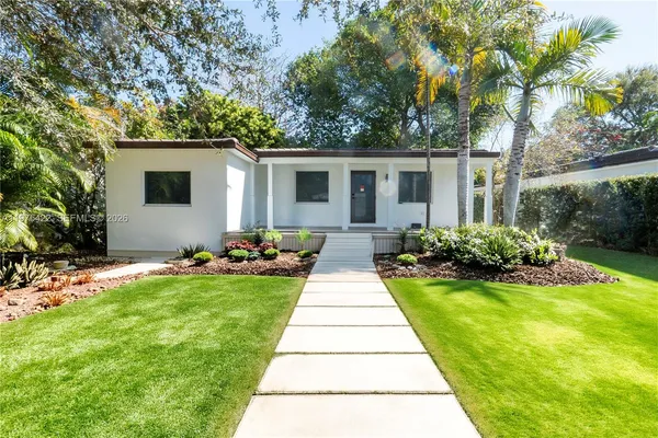a view of a house with backyard and garden