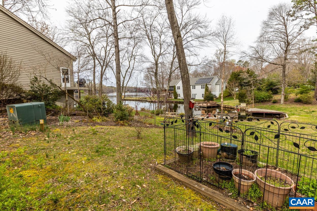938 Jefferson Drive Palmyra, VA 22963 - Photo 6 of 50 a view of outdoor space with garden