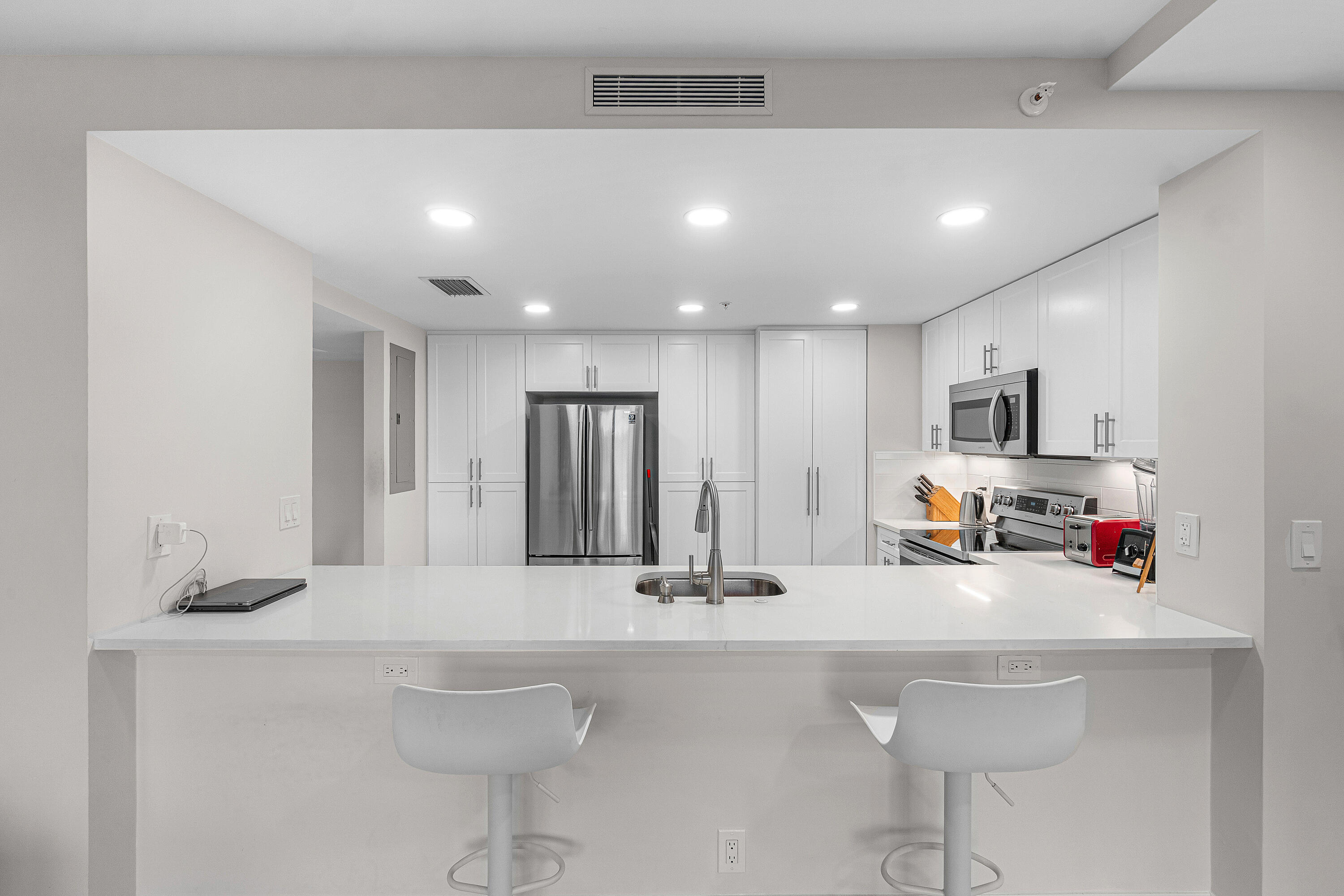 7768 Lakeside Boulevard, Unit 533 Boca Raton, FL 33434 - Photo 9 of 29 Kitchen