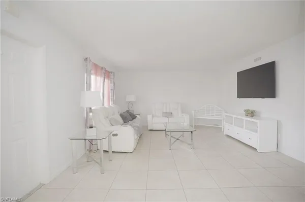$1,800 | 4635 Bayshore Drive, Unit P7, Naples, FL 34112