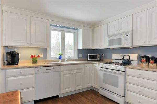 5 Stonybrook Road Medfield, MA 02052 - Photo 3 of 28