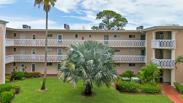 $115,900 | 2581 Garden Drive North, Unit 206, Lake Worth, FL 33461
