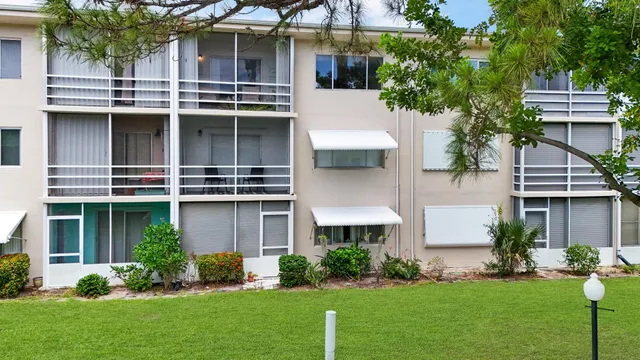 $115,900 | 2581 Garden Drive North, Unit 206, Lake Worth, FL 33461