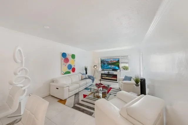 $115,900 | 2581 Garden Drive North, Unit 206, Lake Worth, FL 33461