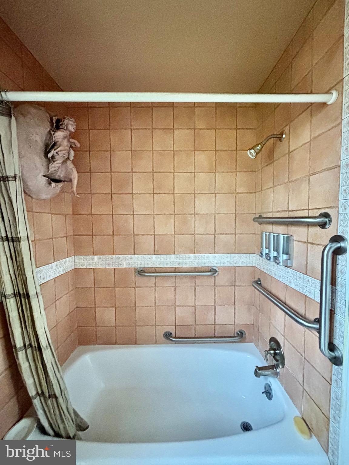 511 Boundary Road Pitman, NJ 08071 - Photo 14 of 30 a bathroom with a bathtub