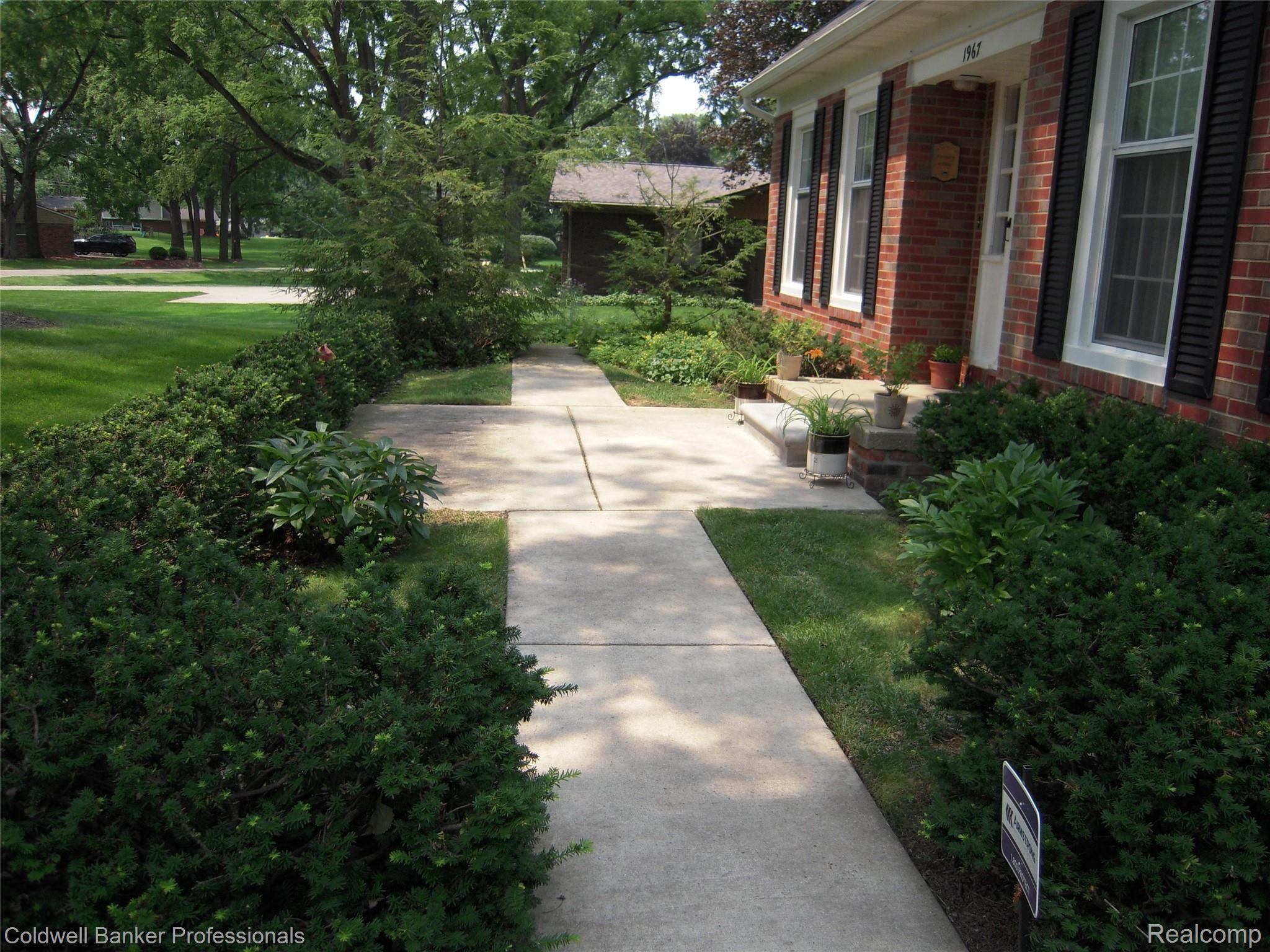 1967 Kemp Road Bloomfield Hills, MI 48302 - Photo 31 of 47 Front entry walkway.JPG