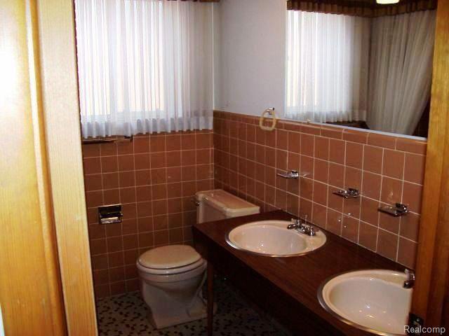 13736 Martin Road Warren, MI 48088 - Photo 7 of 10 martin main bath