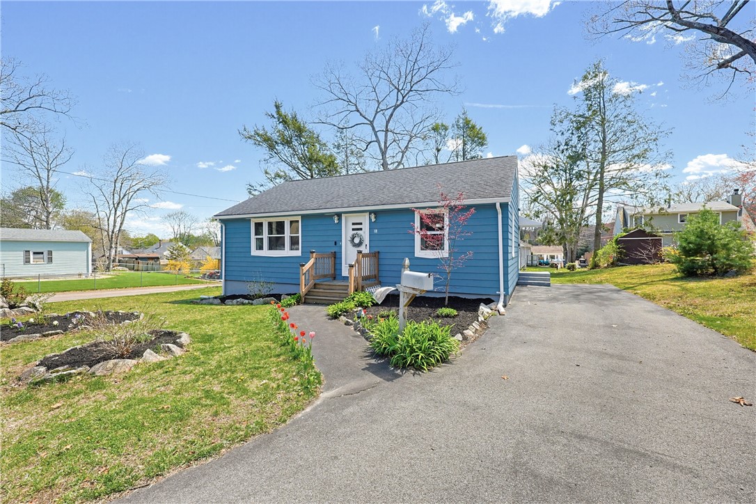 18 Adelaide Avenue Smithfield, RI 02917 - Photo 2 of 23