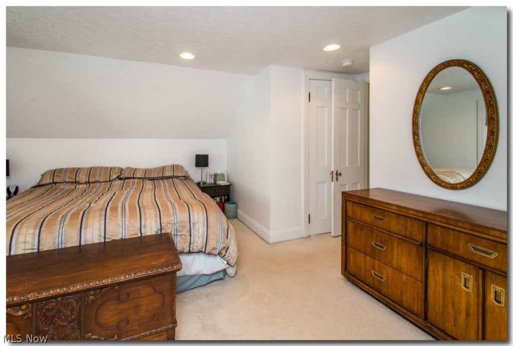 3915 Grosvenor Road Cleveland, OH 44118 - Photo 15 of 24