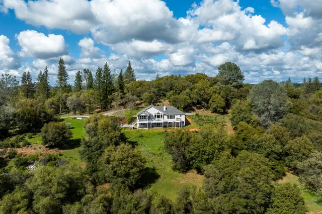 a view of a yard with a house