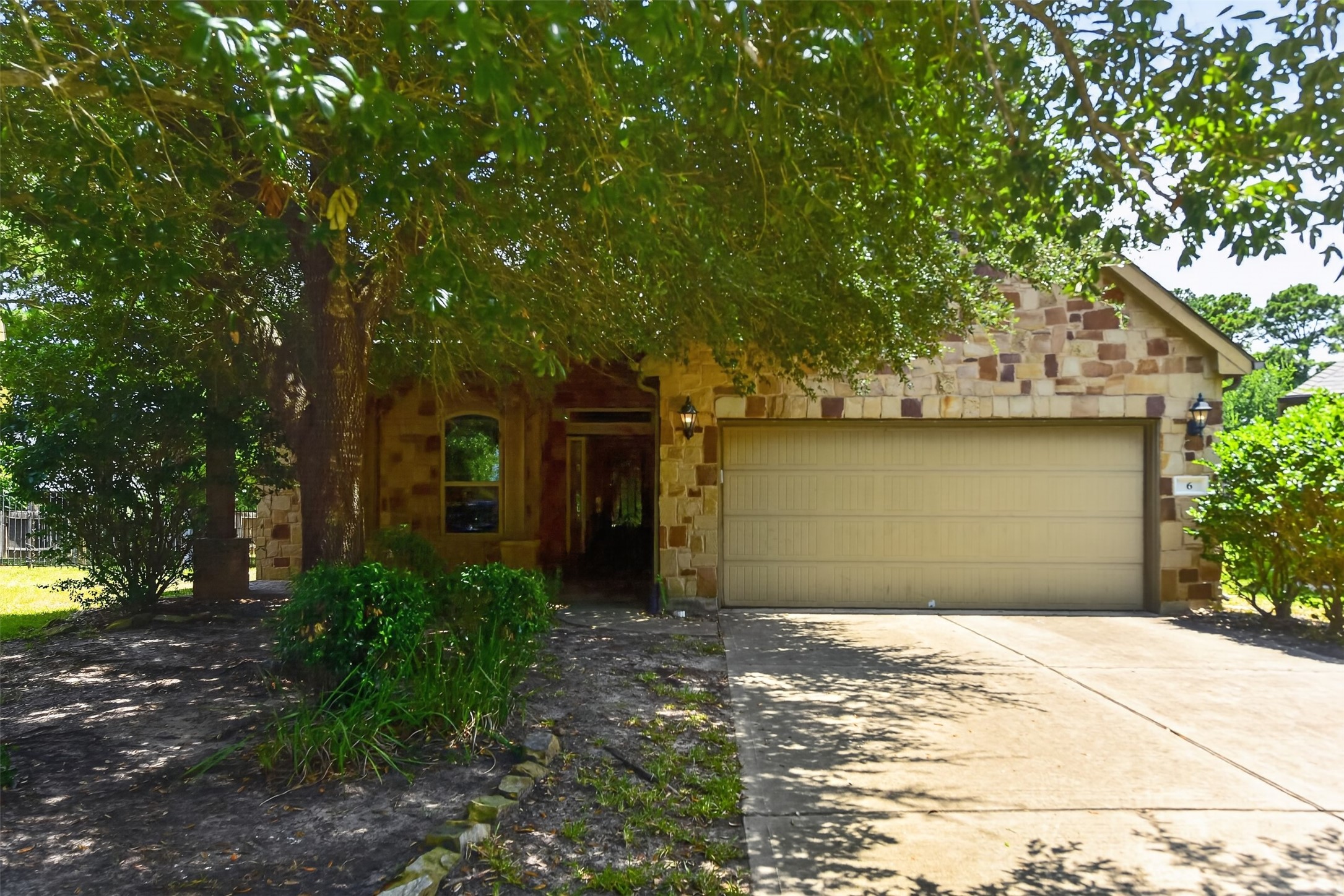 6 South Marshside Place Spring, TX 77389 - Photo 2 of 39 Gallery Image 2