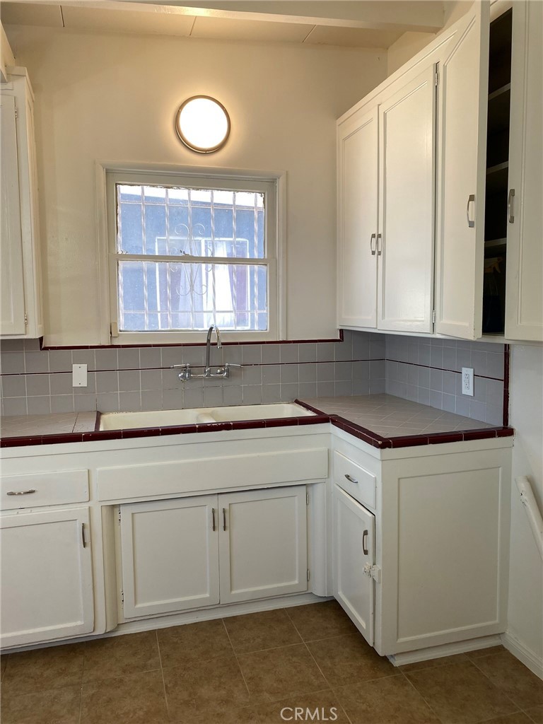 1713 West 165th Street Compton, CA 90220 - Photo 4 of 13 Cozy cooking area.