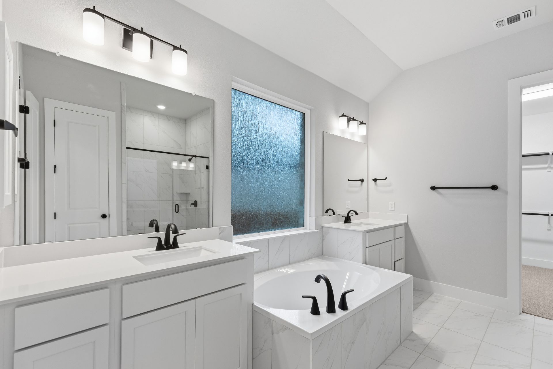 1713 Snowdrop Drive Georgetown, TX 78628 - Photo 19 of 35 a bathroom with a bathtub and a sink