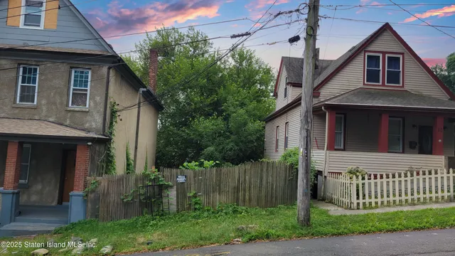 a picture of a ocean view