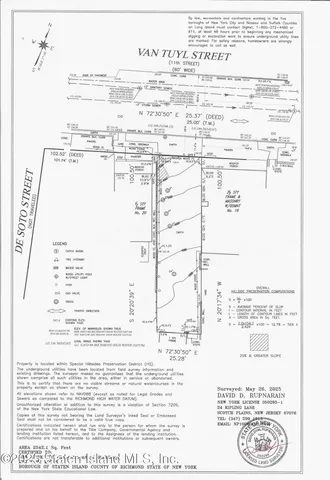 a view of a big room with an entryway