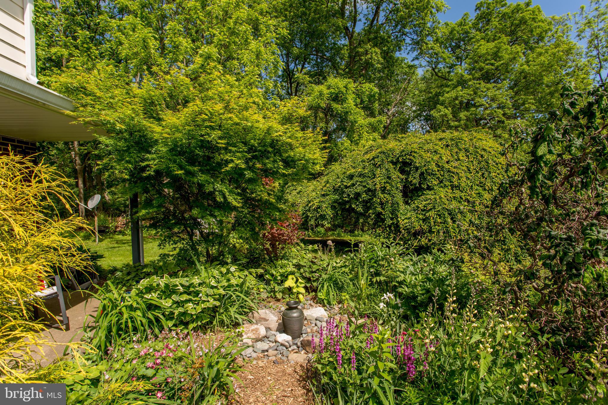 458 Rolling Hills Road Ottsville, PA 18942 - Photo 5 of 60 Front garden