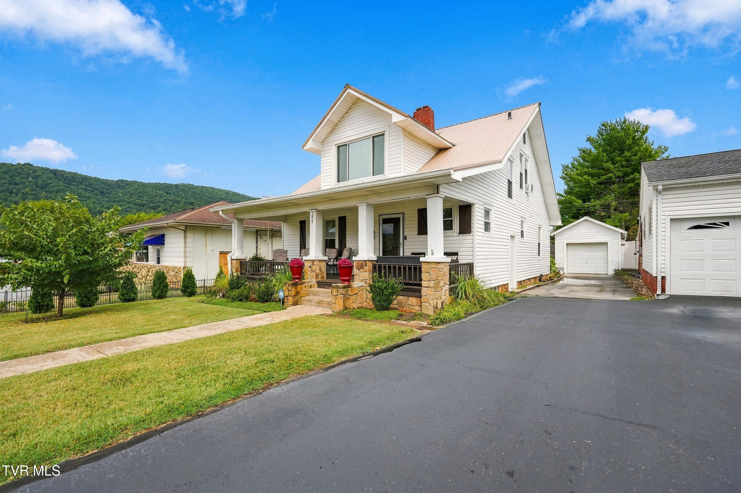 209 1st Street Erwin, TN 37650 - Photo 3 of 52 3_209 1st st-36