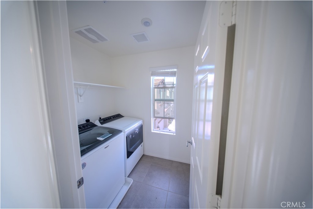 558 Pablo Road Lake Elsinore, CA 92530 - Photo 13 of 20 a kitchen with a stove