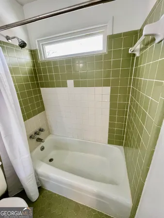 a view of a backyard with pathway