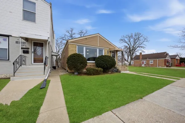 $2,900 | 4605 South Laramie Avenue, Chicago, IL 60638