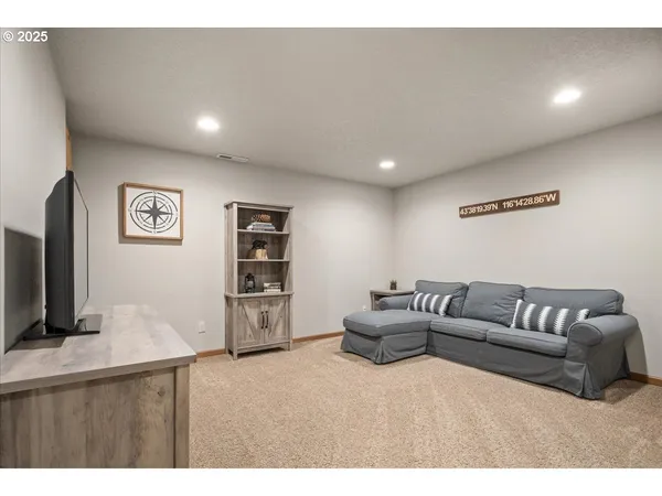 $700,000 | 13135 Southeast Winston Road, Damascus, OR 97089