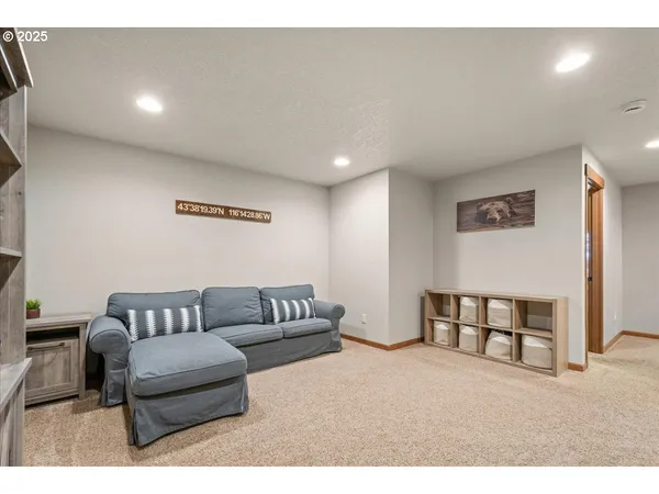 $700,000 | 13135 Southeast Winston Road, Damascus, OR 97089