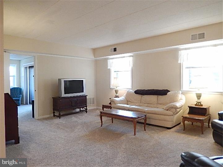 137 Riversedge Drive Norristown, PA 19403 - Photo 8 of 23 Living Room