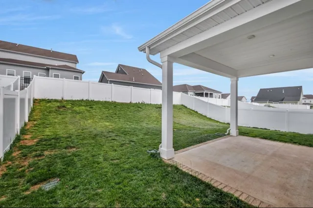 a view of a back yard