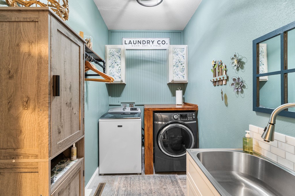 958 New Forest Road Young Harris, GA 30582 - Photo 29 of 44 a utility room with dryer and washer
