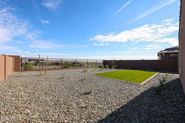 a view of a backyard