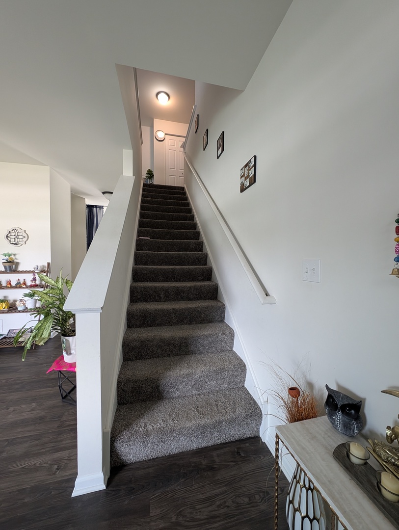 3759 St James Court Elgin, IL 60124 - Photo 19 of 28 a view of entryway and hall