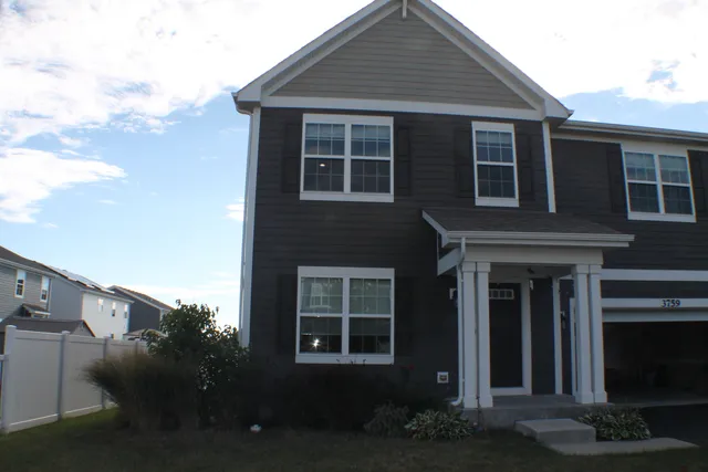 $3,200 | 3759 St James Court, Elgin, IL 60124