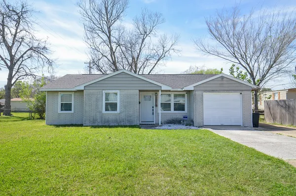 $200,000 | 201 Inwood Lane, Highlands, TX 77562