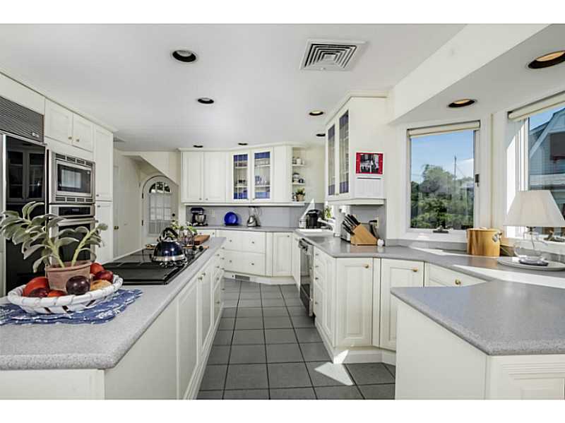 336 Colonel John Gardner Road Narragansett, RI 02882 - Photo 11 of 25 Kitchen.