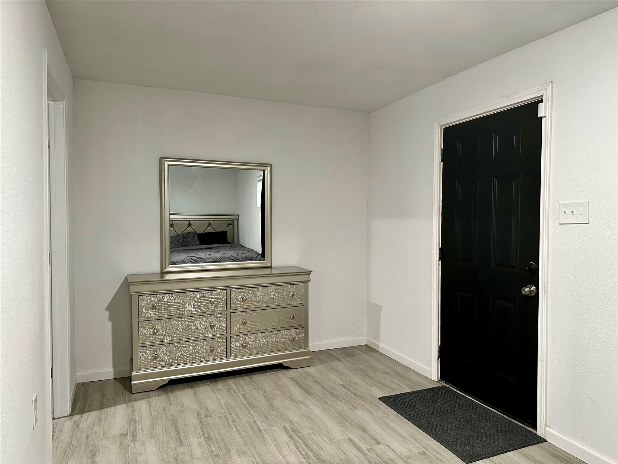 4802 Elser Street Houston, TX 77009 - Photo 8 of 21 a room with furniture and mirror