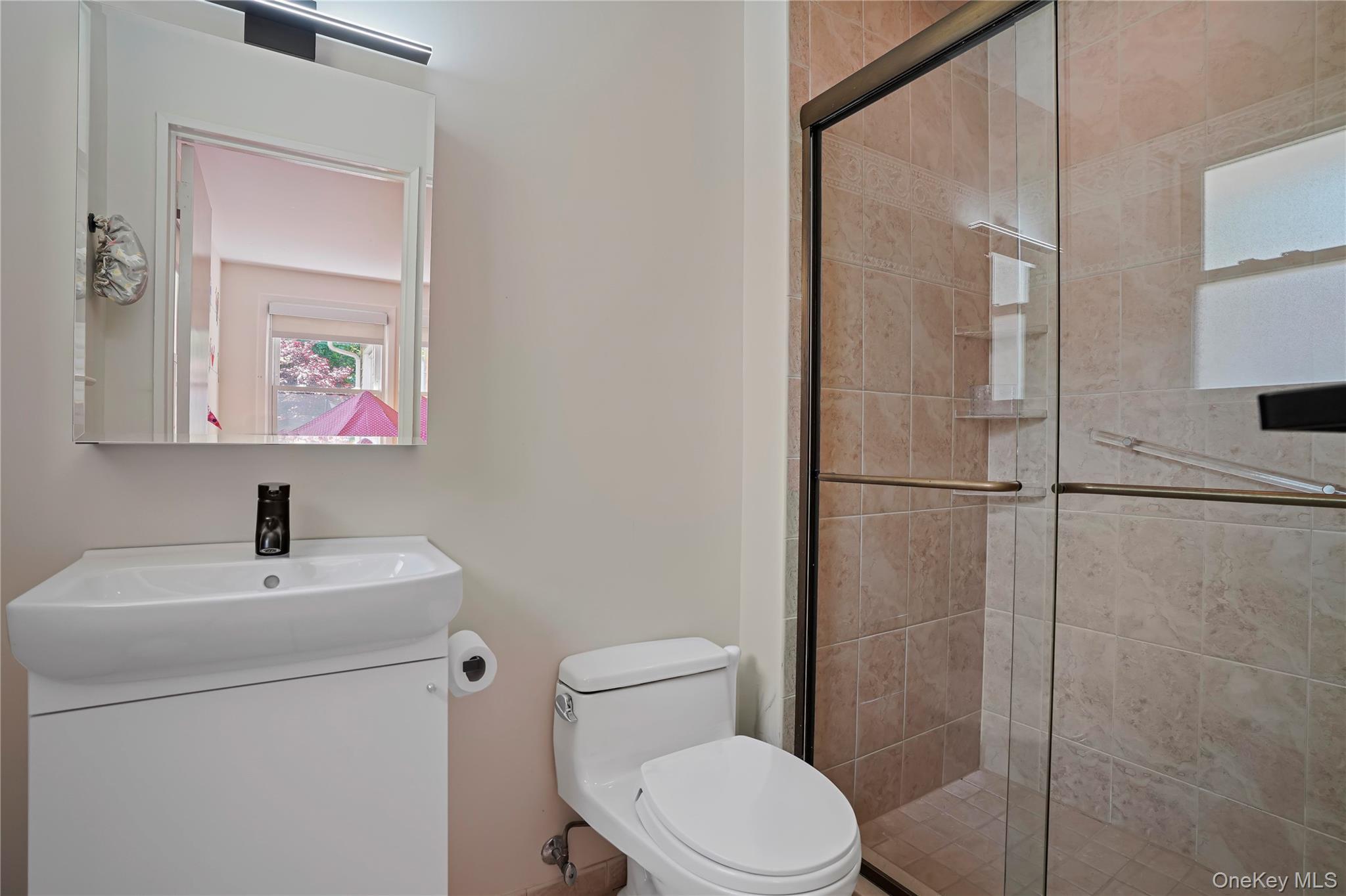 97 Hanson Lane New Rochelle, NY 10804 - Photo 22 of 43 En Suite Bathroom