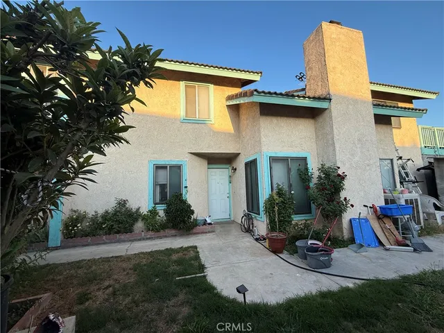 a view of a house with backyard and plants