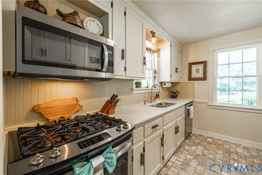 1107 Ridgecrest Drive Henrico, VA 23229 - Photo 8 of 26 Kitchen featuring stainless steel appliances, bea