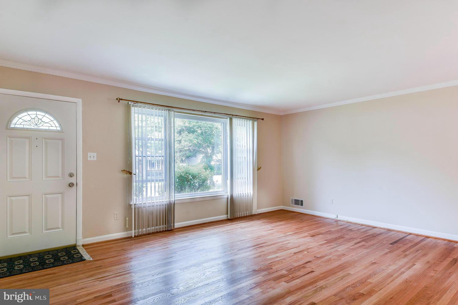 10307 Julep Avenue Silver Spring, MD 20902 - Photo 5 of 26 Living Room