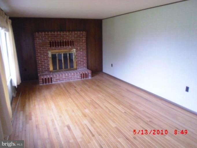 3923 St Paul Road Hampstead, MD 21074 - Photo 4 of 16 Living Room