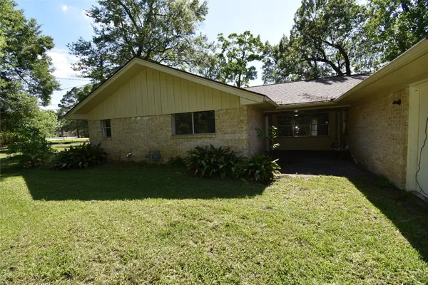 a view of backyard of the house