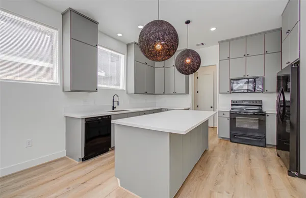 $2,000 | 4605 Edison Street, Unit A, Houston, TX 77009