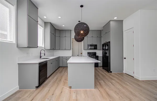 $2,000 | 4605 Edison Street, Unit A, Houston, TX 77009