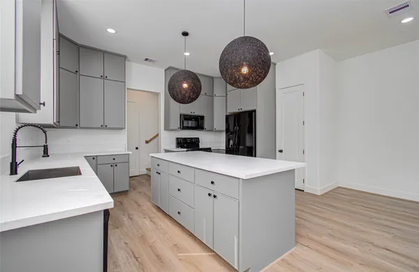 $2,000 | 4605 Edison Street, Unit A, Houston, TX 77009