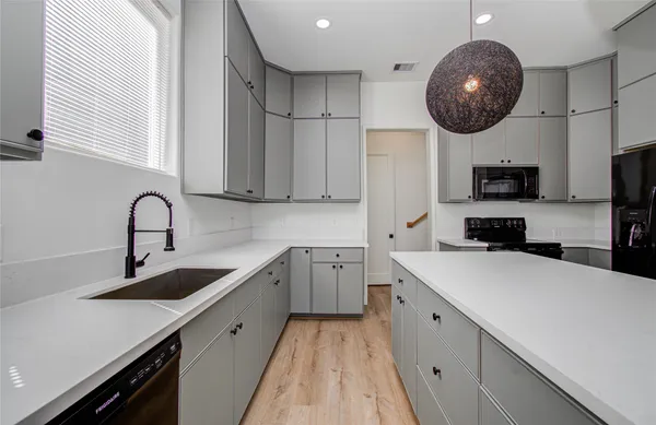 $2,000 | 4605 Edison Street, Unit A, Houston, TX 77009