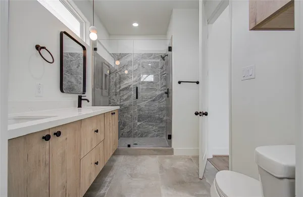 $2,000 | 4605 Edison Street, Unit A, Houston, TX 77009